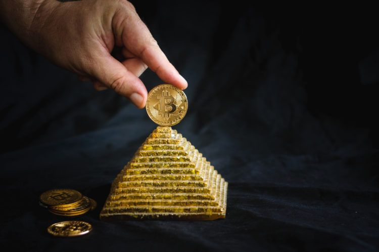 Bitcoin Münze auf einer Pyramide