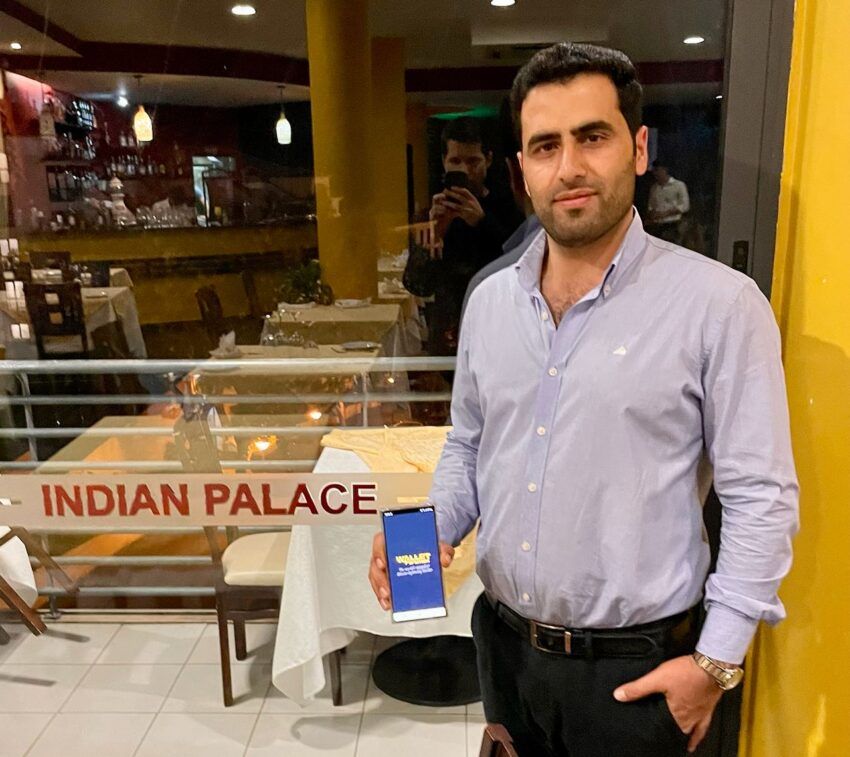 Indisches Restaurant, Besitzer, Smartphone, Bezahlapp