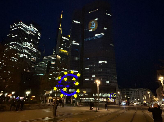 Bitcoin: Aktivismus im Aufwind – Eurotower und EZB-Gebäude strahlen Bitcoin-Orange